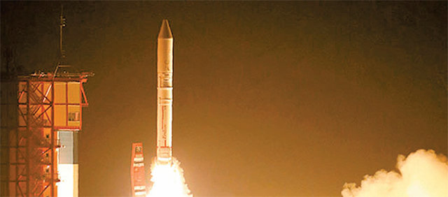 한미 미사일 지침이 개정되면서 한국도 고체로켓을 개발해 소형 위성을 쏘아올릴 수 있다는 기대가 커지고 있다. 사진은 일본의 고체로켓 ‘입실론’이 2018년 발사되는 모습. 일본우주항공연구개발기구 제공
