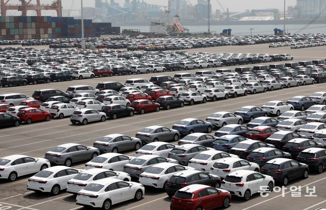 車로 가득찬 수출 전용부두 지난 5월 관세청이 신종 코로나바이러스 감염증(코로나19) 여파로 이달 초 
승용차 수출액이 지난해보다 80% 넘게 감소했다고 발표했다. 이날 오후 경기 평택항 기아자동차 전용부두에서 선적 대기 중인 수출용
 차량이 줄지어 서 있다. 평택=양회성 기자 yohan@donga.com