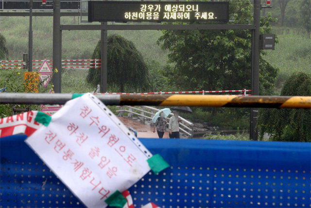 1일 집중호우로 서울 도림천에서 80대 남성이 급류에 휩쓸려 사망했지만 다음 날인 2일 시민들이 출입이 통제된 도림천에 들어가 산책하고 있다. 뉴스1