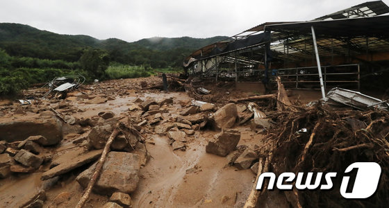 2일 오후 충북 충주시 앙성면 한 축사와 주택이 산사태로 파손돼 있다. 축사에 딸린 주택에서는 산사태로 가스가 폭발하면서 집 주인 A씨(56·여)가 매몰돼 숨졌다. (충주=뉴스1) 김용빈 기자 © 뉴스1
