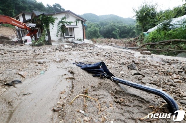 2일 오전 경기도 안성시 일죽면 화봉리에서 폭우로 산사태가 발생해 주택에 토사가 밀려들어와 있다. 이 사고로 1명이 숨졌다. 출처= 뉴스1