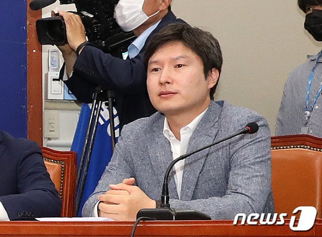 김해영 더불어민주당 최고위원이 13일 오전 서울 여의도 국회에서 열린 비상대책위원회 회의에 참석해 자리하고 있다. 김 최고위원은 모두발언에서 “피해 고소인에 대한 비난, 2차 가해는 절대 있어선 안 된다“며 ”수도 서울이 예상치 못하게 권한대행 체제에 돌입하게 됐다, 당의 일원으로 서울시민과 국민에게 깊은 사과의 말씀을 드린다“고 밝혔다. 김 최고위원의 사과는 박 시장이 숨진 뒤 당 차원에서 나온 첫 사과 발언이다. 2020.7.13/뉴스1 © News1