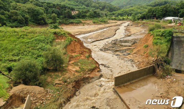 2일 오전 경기도 이천시 율면 산양저수지 둑 일부가 폭우로 붕괴돼 있다. 2020.8.2/뉴스1 ⓒ News1