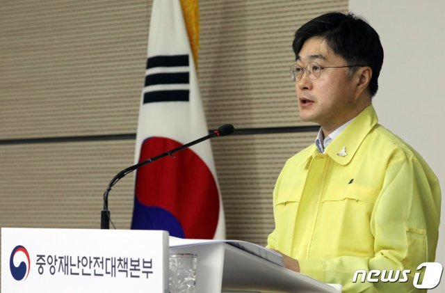 윤태호 중앙사고수습본부 방역총괄반장(보건복지부 공공보건정책관)이 정부세종청사 복지부 브리핑실에서 신종 코로나바이러스 감염증(코로나19) 중앙재난안전대책본부 브리핑을 하고 있다. © News1