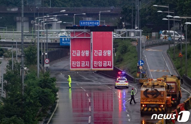 주말부터 계속되고 있는 수도권 집중호우 여파로 한강 수위가 상승한 3일 오전 서울 노원구 월계1교 일대 동부간선도로 진입로가 통제되고 있다. 2020.8.3/뉴스1 © News1