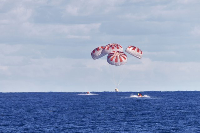 스페이스X의 캡슐이 2일 오후 플로리다 주 멕시코만 바다에 무사히 착륙하고 있다. AP via 뉴시스