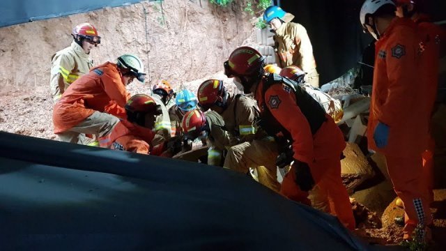 3일 오전 10시 49분경 경기도 평택시 청북읍에 위치한 한 반도체 부품 제조 공장에 토사가 덮쳐 작업 중이던 근로자 3명이 숨지고 1명이 중상을 입었다. 사진=경기도소방재난본부 제공