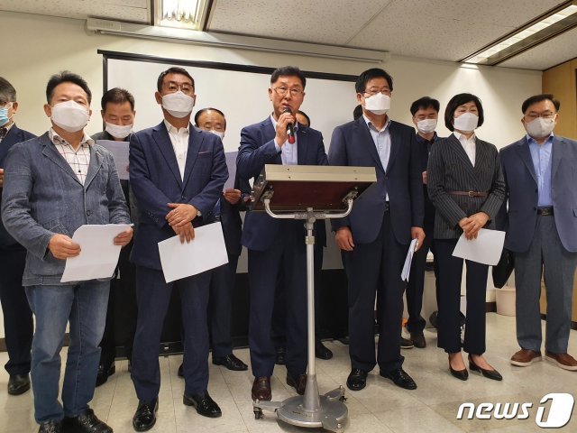 소상공인연합회 비상대책준비위원회는 지난 13일 오전 서울 여의도 중소기업중앙회에서 기자회견을 열고 배동욱 회장의 사퇴를 요구하며 비대위를 구성할 뜻을 밝혔다. 2020.7.13/뉴스1 © 뉴스1
