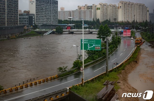 주말부터 계속되고 있는 수도권 집중호우 여파로 한강 수위가 상승한 3일 오전 서울 노원구 월계1교 일대 동부간선도로 진입로가 통제되고 있다. 2020.8.3/뉴스1 © News1