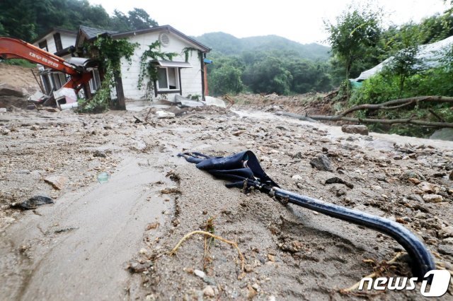 여름휴가 중인 이재명 경기도지사가 비피해를 입은 안성지역을 3일 오후 긴급 방문할 예정이다. 사진은 지난 2일 오전 안성시 일죽면 화봉리에서 폭우로 산사태가 발생해 주택에 토사가 밀려들어와 있는 모습. 2020.8.2 /뉴스1 © News1