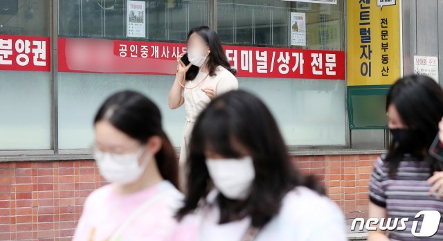 서울 서초구 신반포에 위치한 한 부동산중개업소의 매물 정보란이 비어 있다. 2020.7.31/뉴스1 © News1