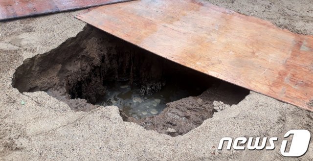 3일 오전 11시 19분쯤 인천시 부평구의 한 아파트 놀이터에서 땅꺼짐(싱크홀)이 발생했다. 소방당국이 안전조치를 하고 있다.(인천부평소방서제공)2020.8.3 /뉴스1