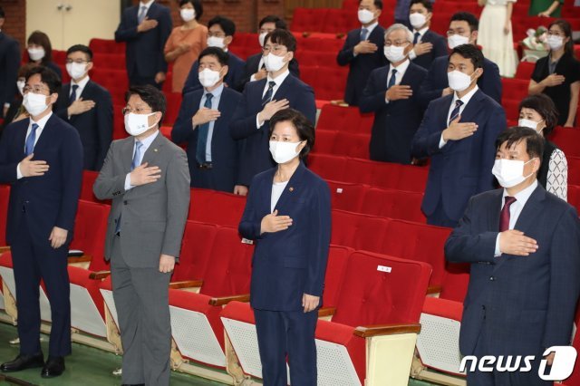 추미애 법무부장관이 3일 경기 정부과천청사에서 열린 신임검사임관식에서 국민의례를 하고있다. 20208.3/뉴스1 © News1