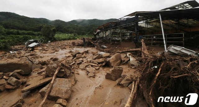 2일 오후 충북 충주시 앙성면 한 축사와 주택이 산사태로 파손돼 있다. 축사에 딸린 주택에서는 산사태로 가스가 폭발하면서 집 주인 A씨(56·여)가 매몰돼 숨졌다. 2020.8.2/뉴스1 © News1