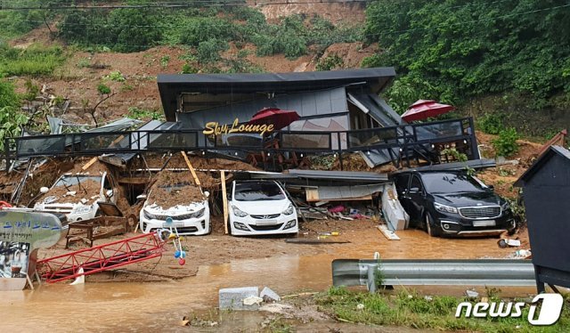 3일 폭우가 쏟아진 경기도 가평군 가평읍 산유리의 한 펜션에서 토사가 무너져 3명이 매몰되는 사고가 발생했다. (소방청 제공) 2020.8.3/뉴스1