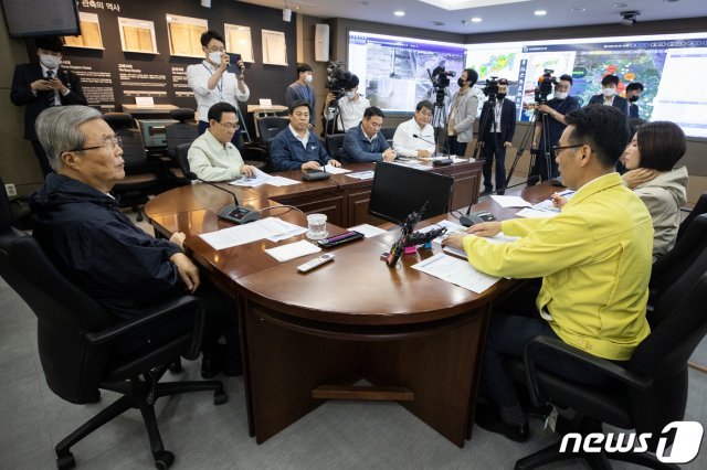 미래통합당 김종인 비상대책위원장과 주호영 원내대표가 3일 서울 서초구 환경부 한강홍수통제소를 찾아 현장점검을 하고 있다. 2020.8.3/뉴스1 © News1