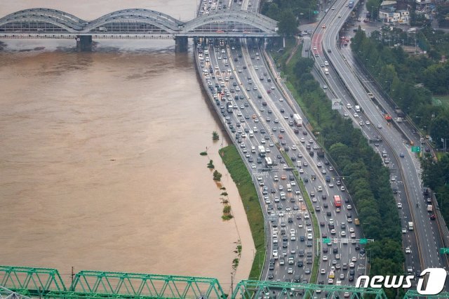 3일 중부지방에 집중되고 있는 폭우로 서울 여의도 63아트에서 바라본 한강이 흙탕물로 변해 있다. 2020.8.3/뉴스1 © News1