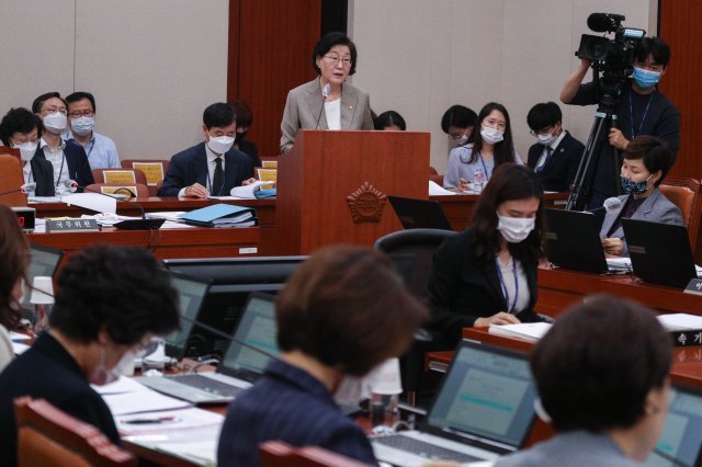이정옥 여성가족부 장관이 3일 오전 서울 여의도 국회에서 열린 여성가족위원회 전체회의에서 업무보고를 하고 있다. 사진=뉴스1