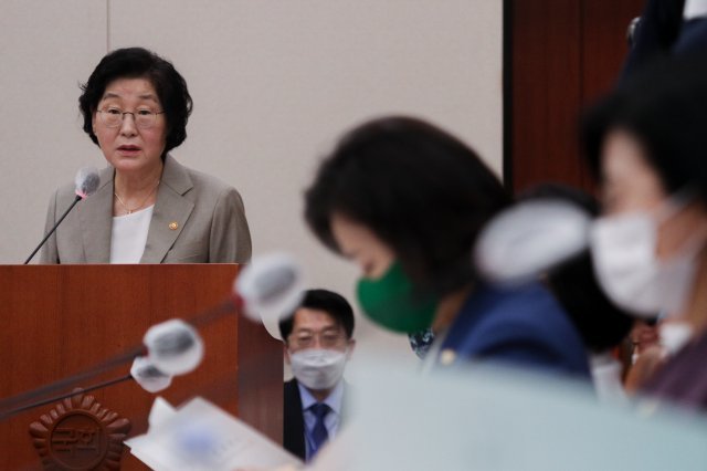 이정옥 여성가족부 장관이 3일 오전 서울 여의도 국회에서 열린 여성가족위원회 전체회의에서 업무보고를 하고 있다. 사진=뉴스1
