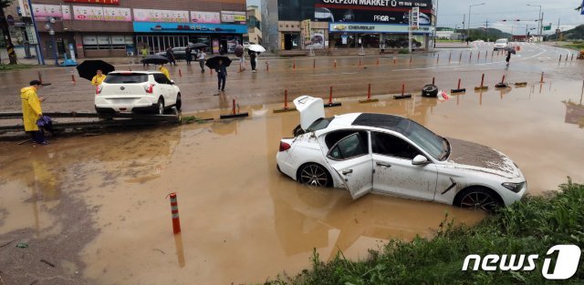 경기도와 충청지역에 많은 비가 내리며 곳곳에서 피해가 발생한 3일 충남 천안시 서북구 신방동에서 갑자기 불어난 물을 미쳐 피하지 못한 차량이 물에 잠겨 있다. 2020.8.3/뉴스1 © News1