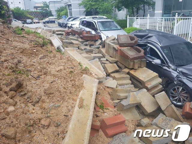 3일 강원 철원 갈말읍의 한 아파트 단지 옹벽이 무너져 주차돼 있던 차량 1대가 매몰되고, 4대는 파손되는 피해가 발생했다. 뉴스1