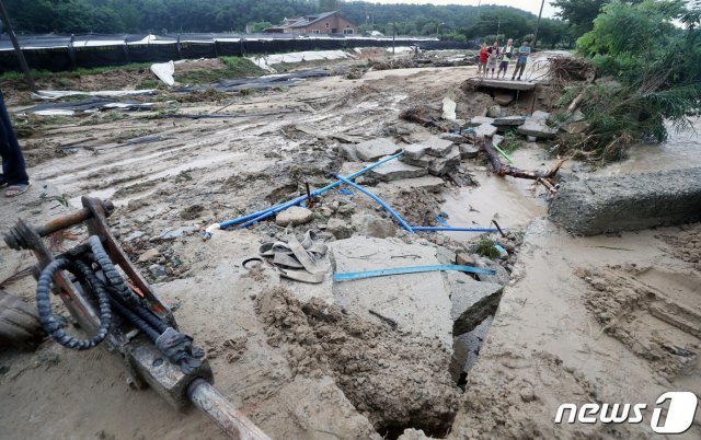 3일 오후 경기도 이천시 모가면 서경저수지 일대에서 폭우로 무너진 길을 복구하는 작업이 진행되고 있다. 2020.8.3/뉴스1 © News1
