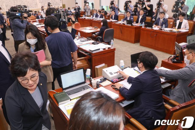 3일 오후 서울 여의도 국회에서 열린 법제사법위원회 전체회의에서 미래통합당 의원들이 고 최숙현법으로 불리는 국민체육진흥법 개정안의 심사과정에 항의하며 퇴장하고 있다. 2020.8.3/뉴스1 © News1