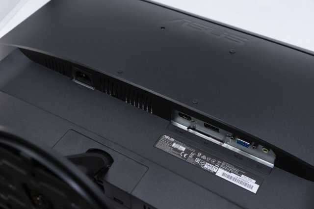 에이수스 VG249QGR의 인터페이스는 HDMI, DP, D-Sub 모두 지원한다. 출처=IT동아