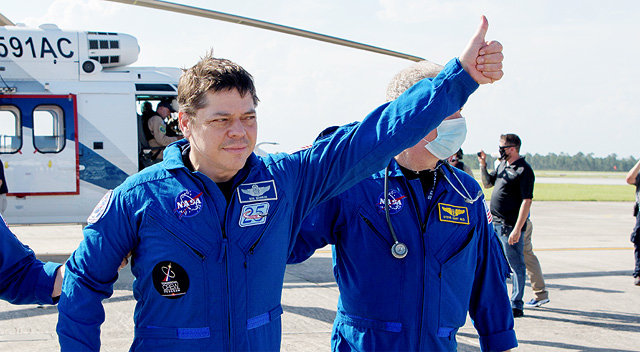 세계 최초의 민간 유인 우주선인 미국 스페이스X의 ‘크루드래건’에 탑승해 국제우주정거장(ISS)에서 62일간의 임무를 마치고 지구로 귀환한 미 항공우주국(NASA) 우주비행사 밥 벵컨이 2일 플로리다주 펜서콜라 인근 바다로 귀환한 뒤 인근 해군 항공기지로 이동하고 있다. AP 뉴시스