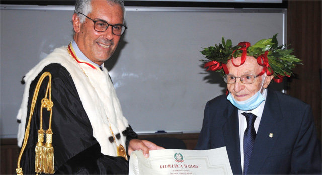 이탈리아 최고령 대학 졸업자인 주세페 파테르노 옹(오른쪽)이 지난달 29일 시칠리아에 위치한 팔레르모대에서 학위를 수여받았다. 팔레르모대 제공