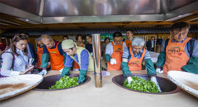 20년 넘는 전통을 자랑하는 하동야생차문화축제의 체험 행사 장면. 경남 하동군은 국내 최고, 최대의 야생차 단지와 축적된 녹차 가공기술 등을 바탕으로 2022년 봄 세계차 엑스포를 개최한다. 하동군 제공