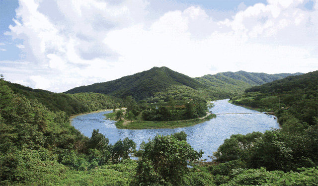 충남도는 코로나19로 인한 국내 관광 수요 증가에 따라 청양 지천구곡(사진) 등 25곳을 ‘숨은 관광지’로 선정했다. 충남도 제공