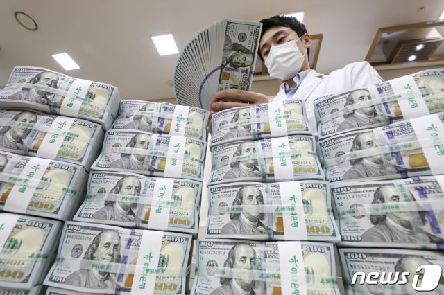 30일 서울 중구 KEB하나은행 명동점 위변조대응센터에서 직원이 달러화를 정리하는 모습. 2020.7.30 © News1