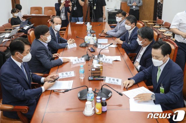 22일 오전 서울 여의도 국회에서 열린 LLC 사장단 간담회에서 김이배(오른쪽 첫번째) 제주항공 사장, 최종구(오른쪽 두번째) 이스타항공 사장 등 참석자들이 회의 시작을 기다리고 있다. 2020.7.22 © News1
