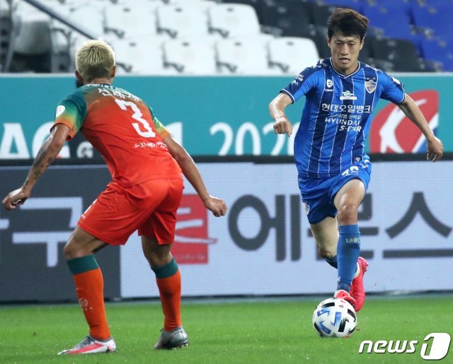 19일 울산 문수축구경기장에서 열린 ‘하나원큐 K리그1 2020’ 울산현대와 강원FC의 경기에서 울산 이청용이 측면 돌파를 시도하고 있다. 2020.7.19/뉴스1 © News1