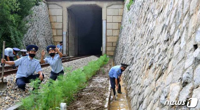 (평양 노동신문=뉴스1) = 북한 노동당 기관지 노동신문은 4일 장마철 홍수 대비에 박차를 가하는 청진철도국을 조명했다. 사진은 평양철길대에서 철길과 배수로를 관리하는 철도국 노동자들의 모습. [국내에서만 사용가능. 재배포 금지. DB 금지. For Use Only in the Republic of Korea. Redistribution Prohibited] rodongphoto@news1.kr