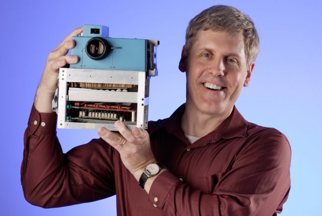 최초의 디지털 카메라를 만든 스티브 새슨. 그는 1975년 코닥에서 근무했었습니다.