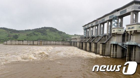 지난 2016년 7월 경기 연천군 군남면 군남홍수조절지에서 수문을 개방해 수문 방류를 하고 있다. 군에 따르면 북한은 7월 6일 오전 남한에 사전 통보 없이 황강댐을 무단 방류하기 시작했다2016.7.6/뉴스1 © News1