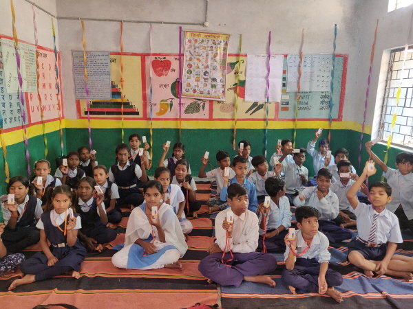 인도의 한 공립학교 학생들이 태그하이브의 ‘클래스 사티’ 단말기를 가지고 수업에 참여하고 있다.