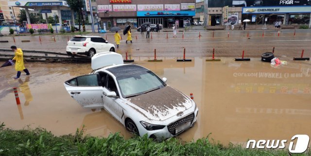 경기도와 충청지역에 많은 비가 내리며 곳곳에서 피해가 발생한 3일 충남 천안시 서북구 신방동에서 갑자기 불어난 물을 미처 피하지 못한 차량이 물에 잠겨 있다. 뉴스1