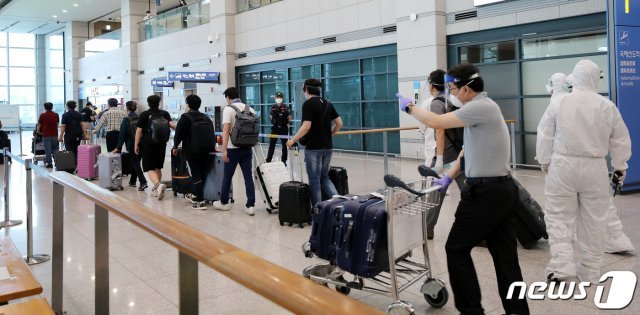 이라크 건설 현장 파견 근로자들이 지난달 31일 오전 인천국제공항을 통해 입국하고 있다.  2020.7.31/뉴스1 © News1