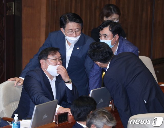 김태년 더불어민주당 원내대표와 조정식 정책위의장이 4일 오후 서울 여의도 국회에서 열린 제380회국회(임시회) 제8차 본회의에서 대화하고 있다. 2020.8.4/뉴스1 © News1