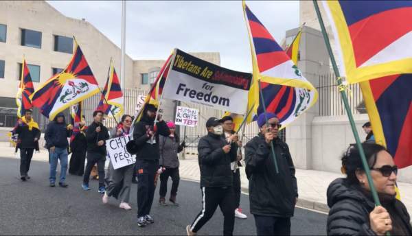 티베트 독립을 요구하는 시위대가 워싱턴의 주미 중국대사관에서 시위를 벌이고 있다. 사진출처=인터내셔널 캠페인 포 티베트 웹사이트