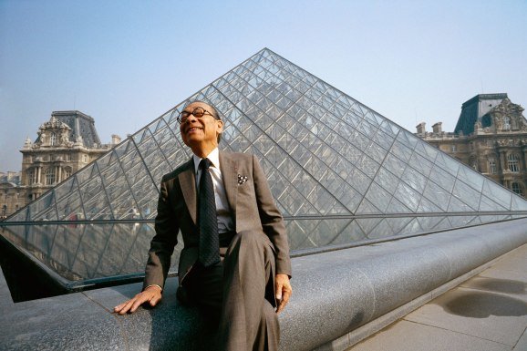 자신이 설계한 프랑스 루브르박물관 유리 피라미드 앞에서 포즈를 취한 페이. 사진출처=포천 웹사이트