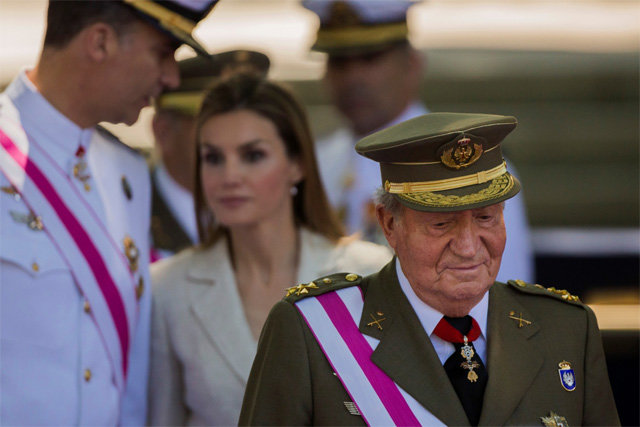 2014년 6월 양위식 며칠 전 스페인 마드리드에서 열린 한 군사 행사에 등장한 후안 카를로스 당시 국왕(오른쪽)의 모습. 그의 뒤로 펠리페 6세 현 국왕(왼쪽)과 레티시아 왕비의 모습이 보인다. 마드리드=AP 뉴시스