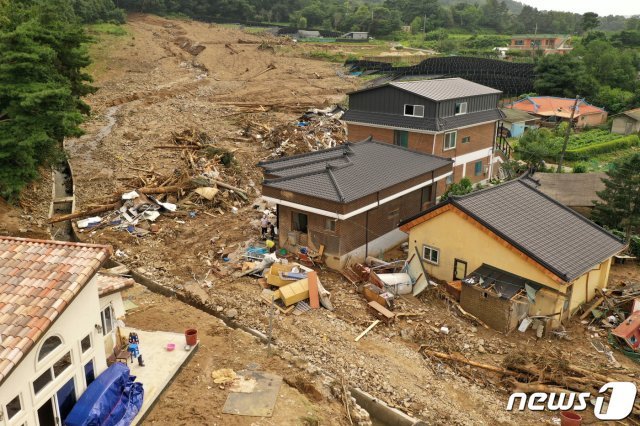 4일 오후 경기도 안성시 죽산면의 한 산비탈에 며칠간 이어진 폭우로 발생한 산사태로 토사가 밀려와 있다. 2020.8.4/뉴스1 © News1