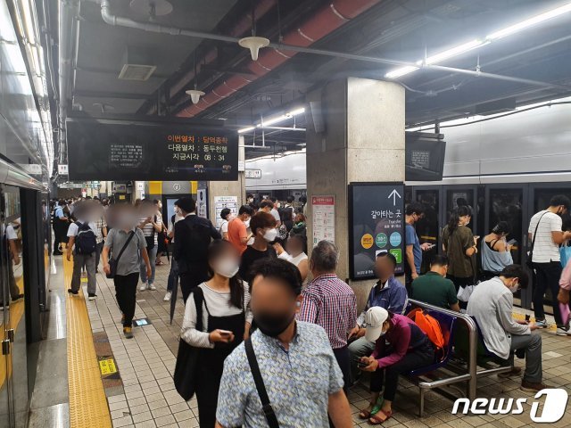 외부 시설물 떨어져 청량리~광운대역 1호선 운행중단된 후 청량리역 안 모습 2020.08.05 © 뉴스1