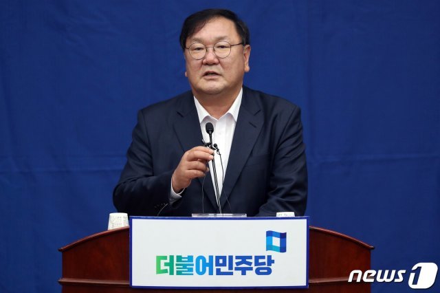 김태년 더불어민주당 원내대표가 4일 오후 서울 여의도 국회에서 열린 의원총회에서 발언하고 있다. 2020.8.4/뉴스1 © News1