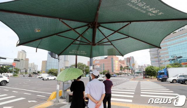 제주시 노형동의 한 건널목에 설치된 대형 그늘막에서 시민들이 더위를 피하고 있다. 2020.7.31 © News1