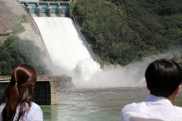 지난 2017년 8월 25일 강원 춘천시 소양강댐이 수문을 열고 물을 방류하고 있다. 사진=뉴스1